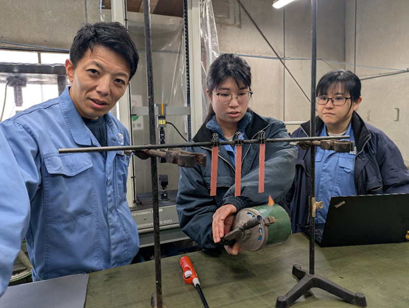 関根氏（左）は大学院卒の若手研究者を採用し、耐熱性をさらに高めた紙素材の新たな用途の開発に取り組んでいる