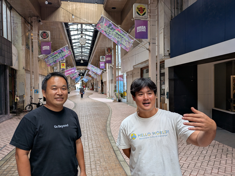 ハローワールドの創業者である冨田氏（左）と野中氏（右）は沖縄のスタートアップの聖地とされ、米軍の嘉手納基地に近いコザの商店街に本社を置いている。
