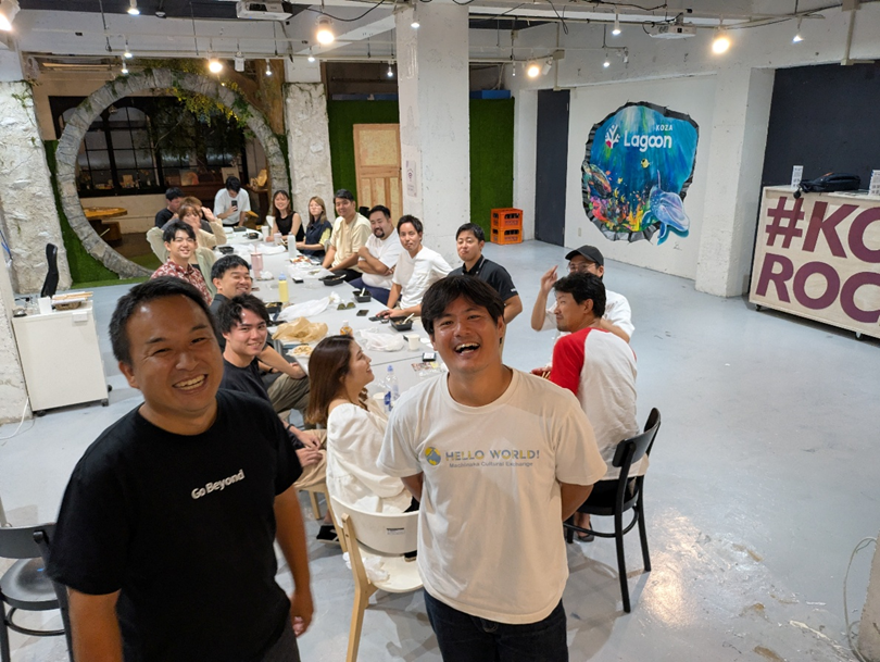 野中氏（右）はコザの商店街で起業家支援拠点「ラグーン コザ」も運営しており、地元の若手起業家らと常に交流している。