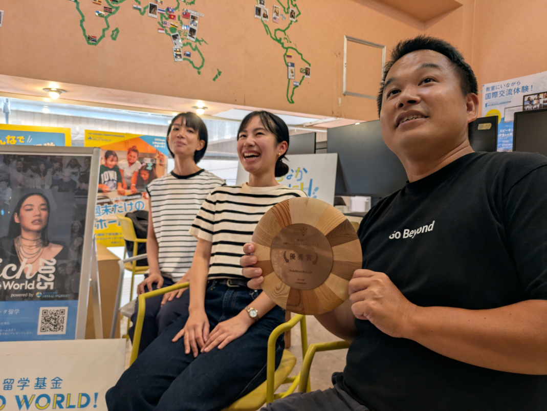 冨田氏（右）は22年2月にレオスキャピタルの藤野社長からもらった日経ソーシャルビジネスコンテスト優秀賞の盾を大切にしている。