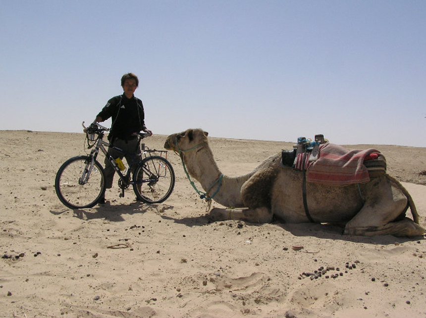 冨田氏は学生時代の2004年にチュニジアのサハラ砂漠を自転車で旅したことをよく思い出すという。