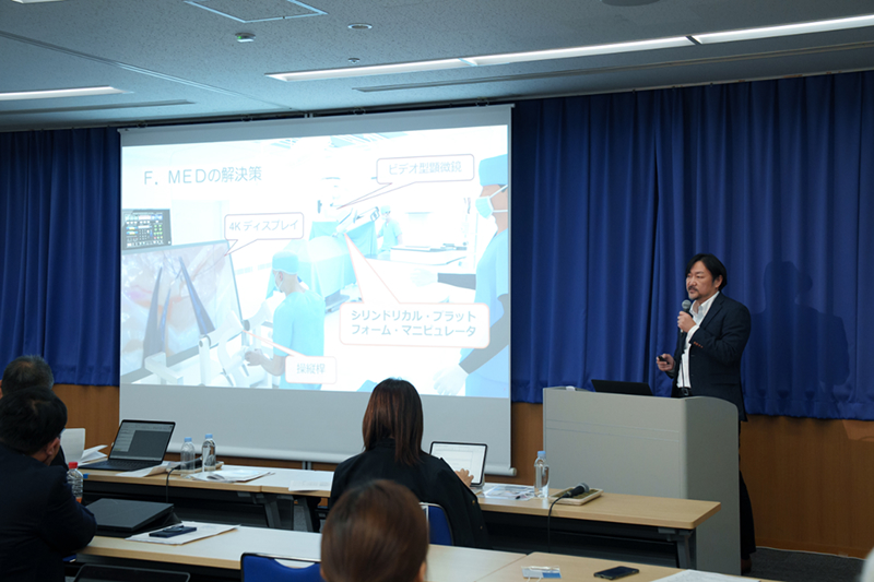下村代表取締役は極微細な手術を支援する先端技術の実用化に取り組んでいる