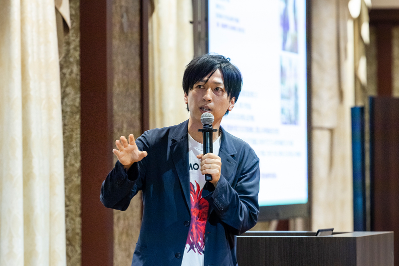 エレコムの葉田氏は医師でもあり、学生時代にはカンボジアで小学校を建設した経歴で若い起業家から注目された