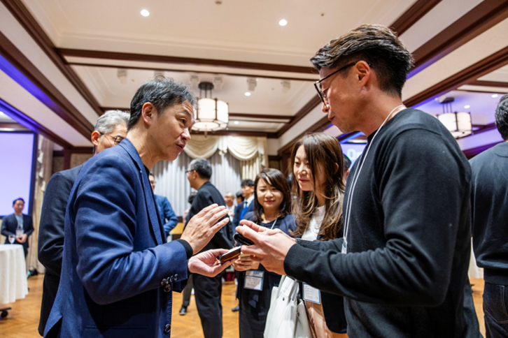 ストライクの荒井社長はピッチ登壇者ら若手起業家から囲まれ、アドバイスもしていた。