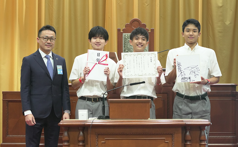 会頭賞に輝いた精道三川台高校チームと、日本JCの加藤会頭（左）