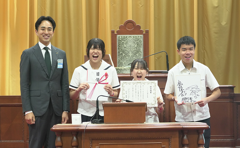 副会頭賞の小豆島中央高校チームと菅原副会頭（左）