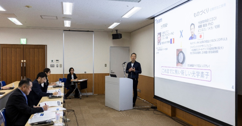 桐野氏は京大発の光学設計技術を活用し使いやすいソフトの開発をしている