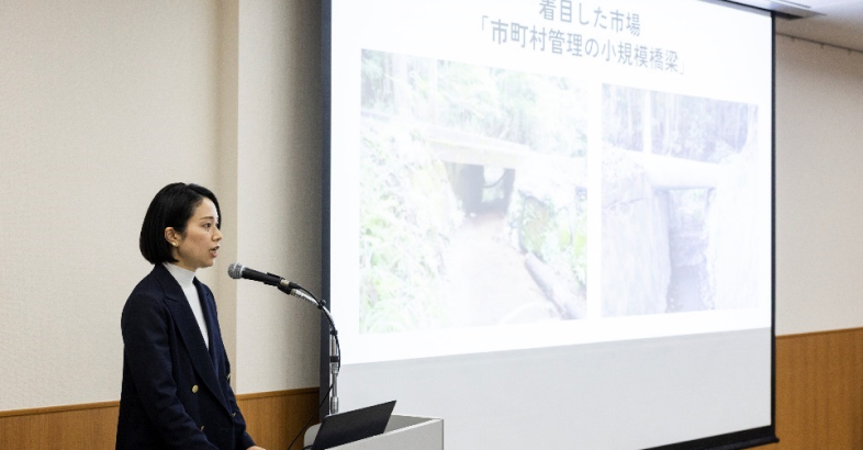コクリエの髙﨑氏は国内で数えきれないほどある小さな橋梁の点検業務を効率化し、地域のインフラを地域で守れるようにしたいと語った
