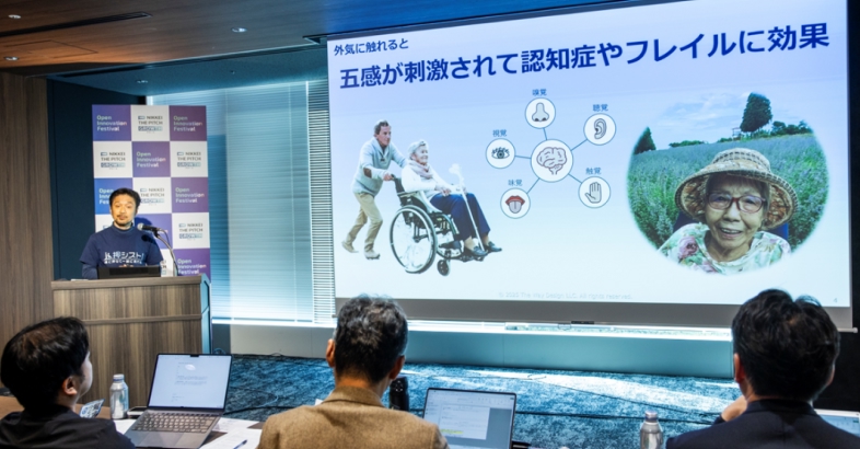 梅津氏は介護者が楽に押すことのできる電動装置を取り付けた車いすを開発した