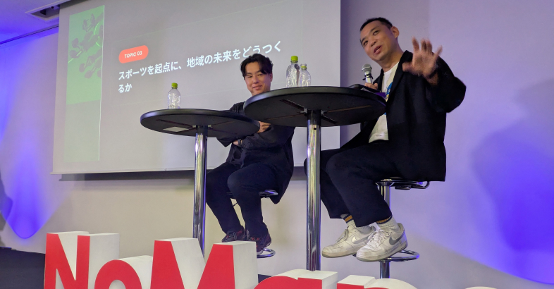 メルカリ会長で、鹿島アントラーズ社長の小泉氏（右）はスポーツクラブを中核にした地方創生が重要だと指摘した