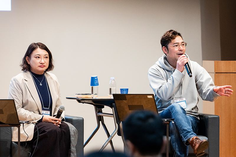 ベホマルの西原代表にアドバイスを送る、京都大学イノベーションキャピタルの菅野氏。