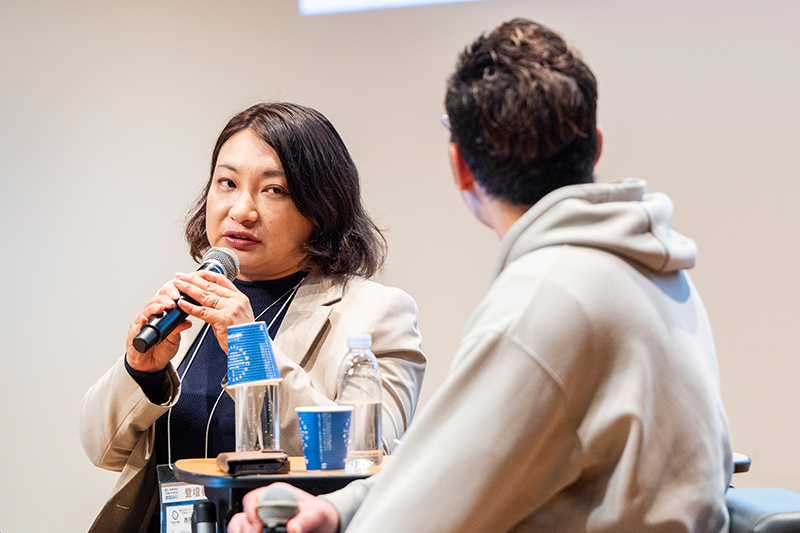 ベホマルの西原代表は、プラスチックや樹脂に混ぜることでCO₂吸着機能を持たせる材料を開発