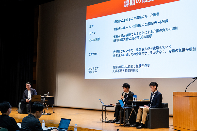 講師を務めたのは、神戸大学大学院 経営学研究科の栗木契教授（写真右）。受講者として登壇したのは、SOCIAL BUSINESS SCHOOL 2期生の松山峻大氏（写真中央）。モデレーターは、慶應義塾大学大学院 政策・メディア研究科 特任教授の横田浩一氏（写真左）