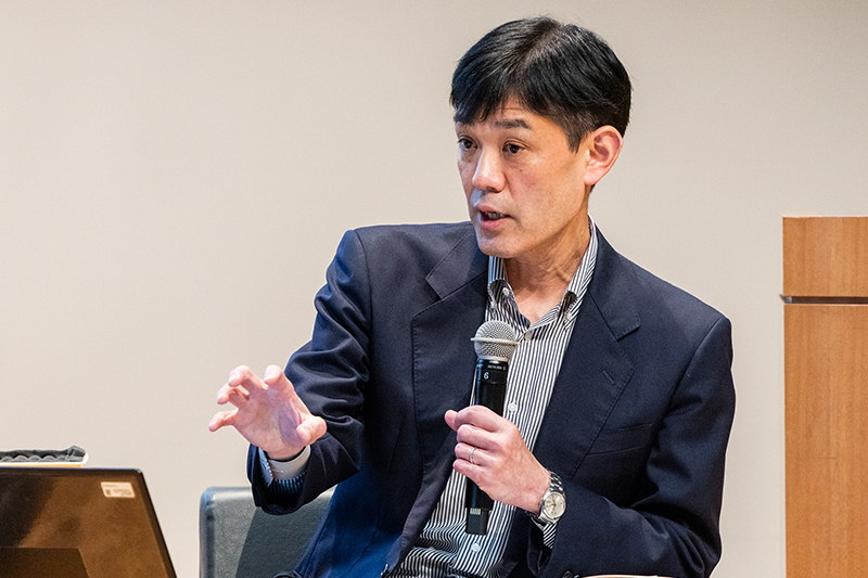 松山氏のビジネスモデルを分析し、今後の事業成長にエールを送る栗木氏。