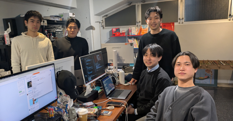 東京・茅場町にある本社では5人のメンバーがシリアスな課題解決に向き合い、プログラムのストーリー作りをしている。共同創業者3人以外では古堅氏の友人である石川氏（左）と、竹ノ内氏（左から2人目）も社員として加わった