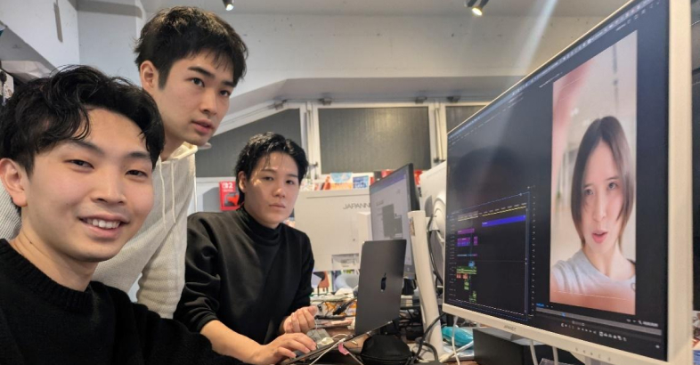 古堅氏（中央）は動画編集を含めたクリエイティブの専門家だ。幼馴染である竹ノ内氏（右）は古堅氏の幼馴染であり、営業を担当している