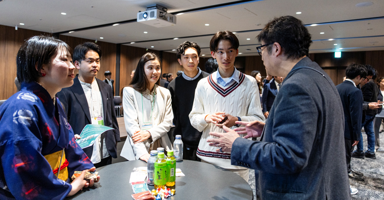 レオスの藤野社長（右）と懇談する今井氏（中央）らNTPソーシャルのファイナリストたちは社会課題の解決に取り組む意義について多くを学んだ