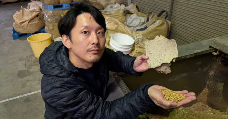 羽田氏は平飼いの鶏のエサは米ぬかや酒かすなど地元調達にこだわっている