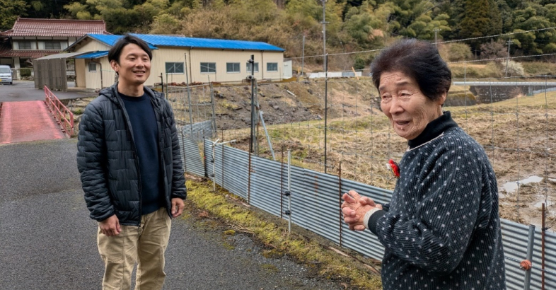 知社集落の清水さんは羽田氏を応援しており、奥の青いトタン屋根の倉庫を卵の出荷施設として貸している