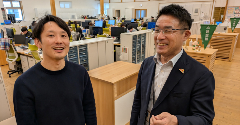 西粟倉村の上山副村長（右）は羽田氏ら若手起業家の育成に力を入れてきた