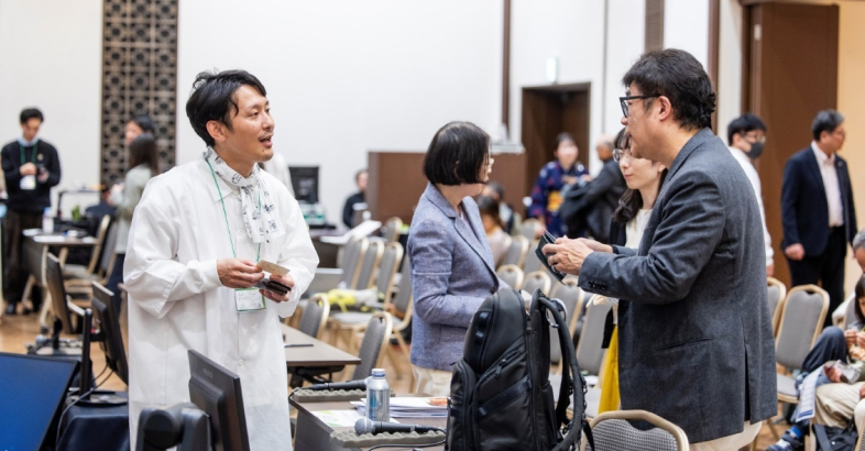 審査員だったレオスの藤野社長（右）は「羽田氏には明るいリーダーシップがある」として、ソーシャル起業家としての資質を評価した