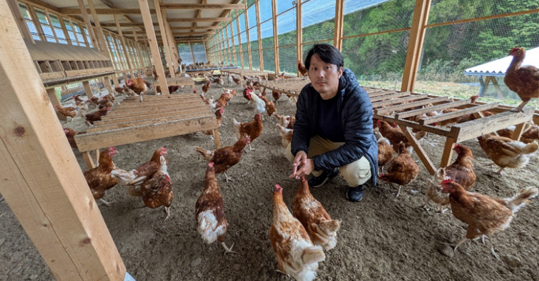 羽田氏は小さな集落で地域の間伐材を使った鶏舎で、たくさんの鶏を平飼いし、大きな社会課題の解決に取り組んでいる