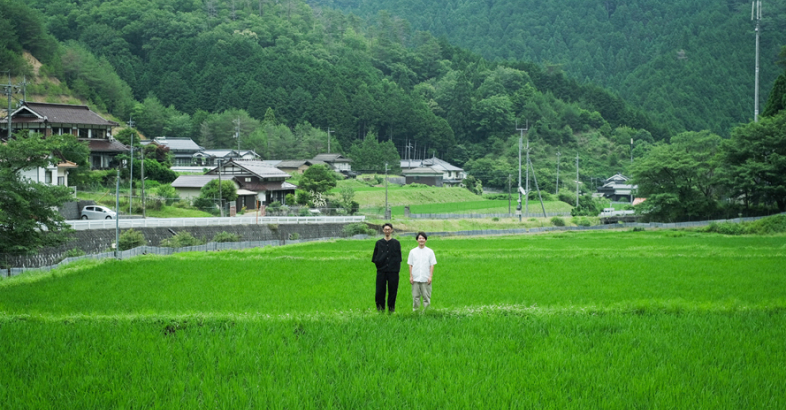 西粟倉村の知社集落で広がる美しい里山を守りたいと考えて、羽田氏（左）と鈴木氏（右）は点々を起業した