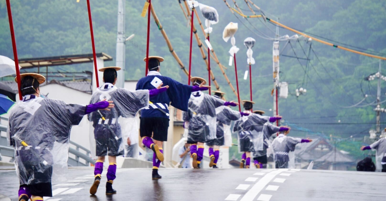 東広島市の海沿いにある安芸津町で行われる三津祇園祭。担い手不足で見せ場の大名行列の維持が難しくなっていた