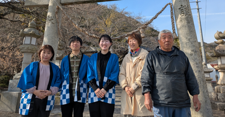 三津祇園祭を維持するため、保存会の住井氏（右）と山口氏（右から2人目）が広島大学の学生である片桐氏らに協力を求めた