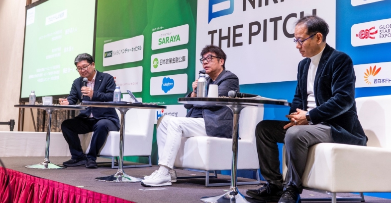 レオスの藤野社長（中央）と東大の鈴木教授（右）がスクール生の最終プレゼンを聞いて、数多くのアドバイスをした。モデレーターは慶応大の横田特任教授（左）が務めた