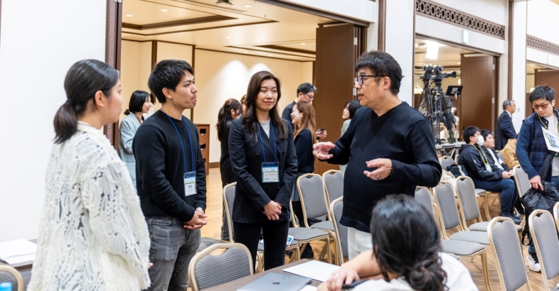 レオスの藤野社長（右）は沖縄合宿と出会ったスクール生たち一人ひとりに細かくアドバイスしている