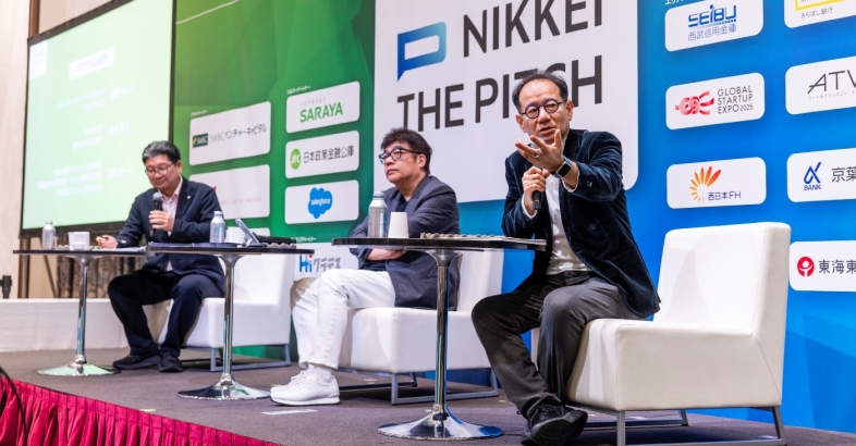 鈴木教授（右）はスクール生の成長を高く評価し、起業家としてさらなる高みを目指してほしいと激励した