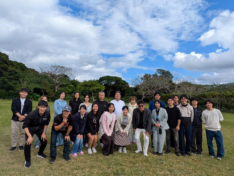 ソーシャルビジネススクールの沖縄合宿は県北部のホテルで12月26日から4日間開かれ、スクール生11人、メンター役の藤野氏らが参加した