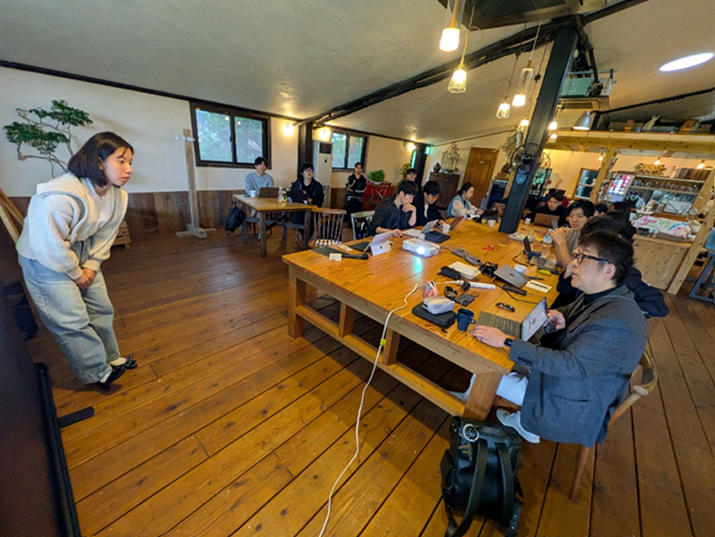 藤野氏は牧方氏のラッコのロゴマークをデザインし直して、可愛くしたらどうかと提案した。