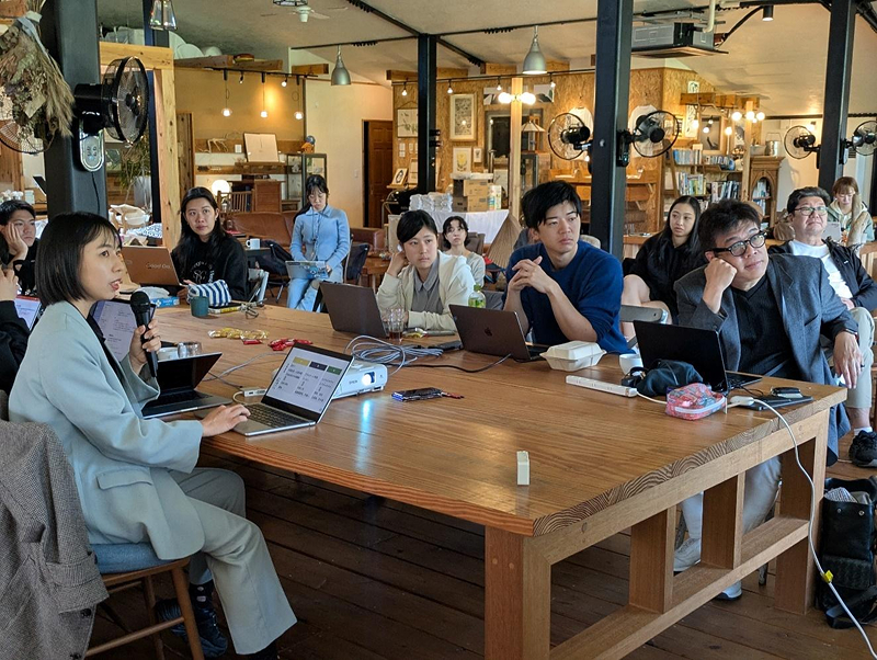 副島氏は出身の佐賀県の伝統工芸品である有田焼の骨壺の販売などの事業を説明した