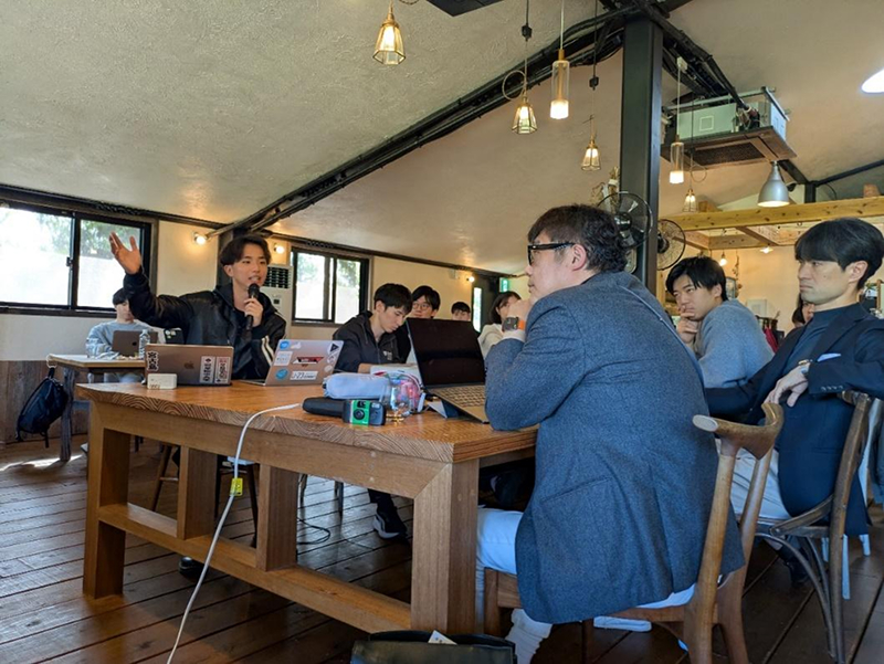 高校生の起業家コンテストで優勝した地元・北山高校の平戸凰雅氏（左）もプレゼンに参加した