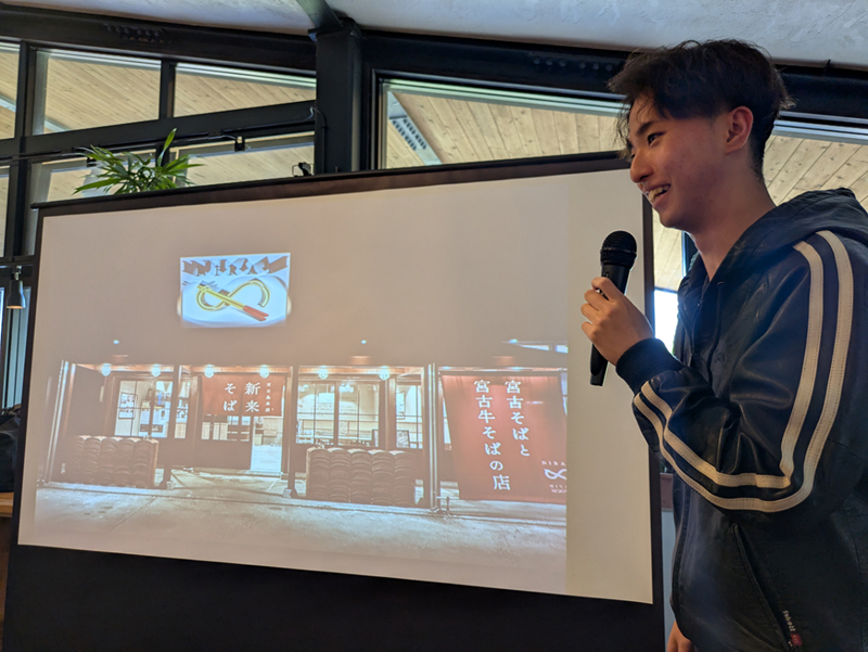 平戸氏は宮古島出身で、実家では新規開店した「宮古そば」の手伝いもしてチェーン展開のノウハウを学ぶ