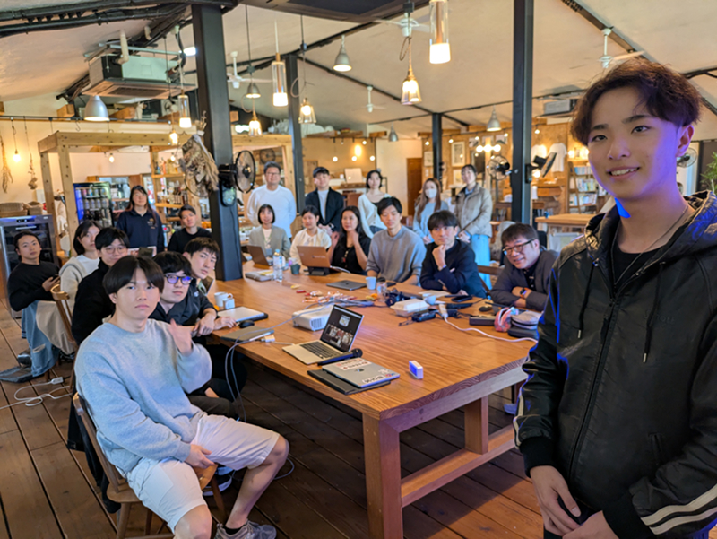 プレゼンに参加したスクール生たちは藤野氏らの指導を受けて、大きく成長した