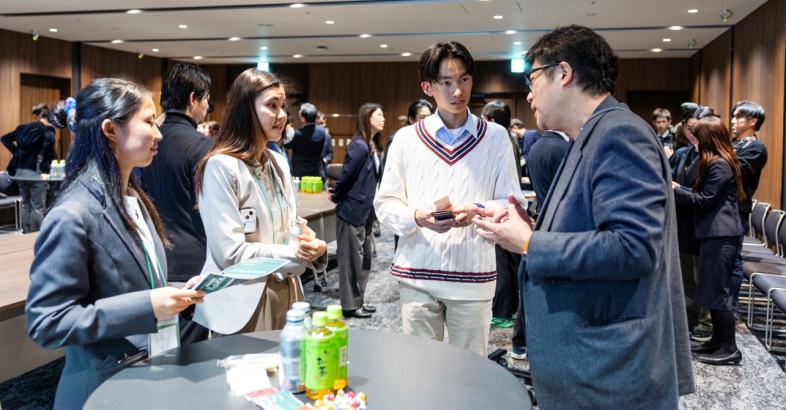 ピッチ終了後にはレオスの藤野社長らを囲み、登壇者が懇談した