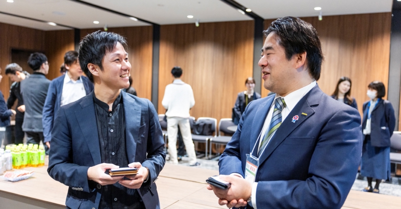 沖縄の久米島で働いた経験もあるサラヤの更家副社長は後藤氏を激励した