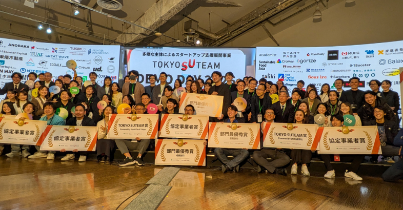 表彰式では協定事業者の表彰を含めて多くの登壇企業が受賞した。前列中央がDRGの黒澤氏は成長部門の最優秀賞と協定事業者賞を喜んだ