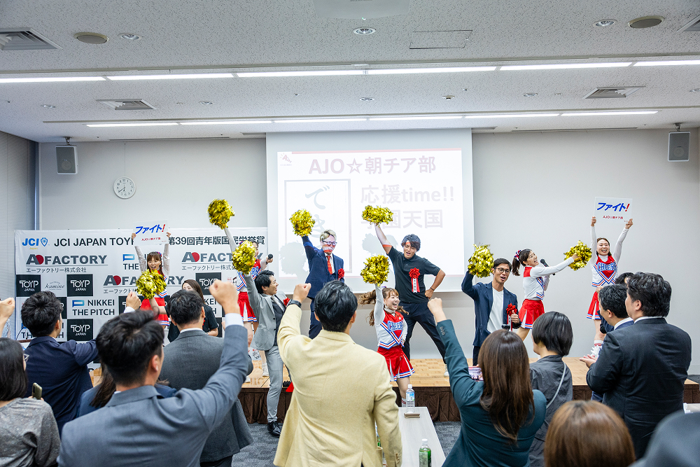 AJO☆朝チア部によるパフォーマンスの様子