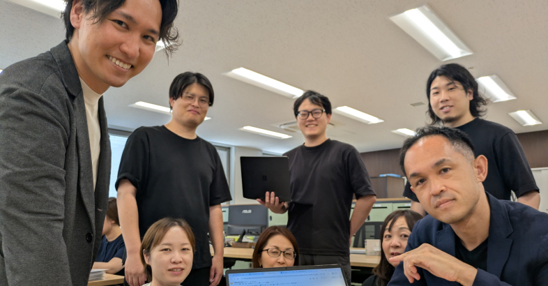 内田社長（左）や本社の社員は、AIを活用したシステム開発に取り組んでいる