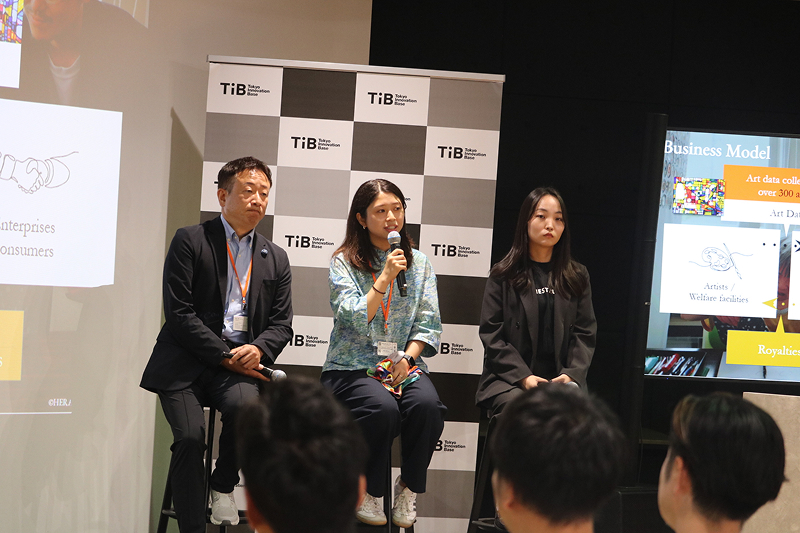 左から、ユナイテッドシルク 代表取締役社長 河合崇氏、ヘラルボニー Global Partnership Lead 山崎由佳氏、ONESTRUCTION 広報 佐藤日向子氏